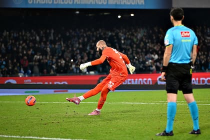 Vanja Milinkovic-Savic, arquero del Napoli, ejecuta un penal en el partido de octavos de final de la Copa Italia ante Cagliari