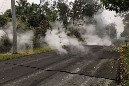 Vapor emerge en las rutas de Leilani Estates, Hawai