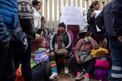 Varados en el aeropuerto Alejandro Velasco Astete International Airport, en Cusco, a raíz de los bloqueos en Perú. (Ivan Flores / AFP)