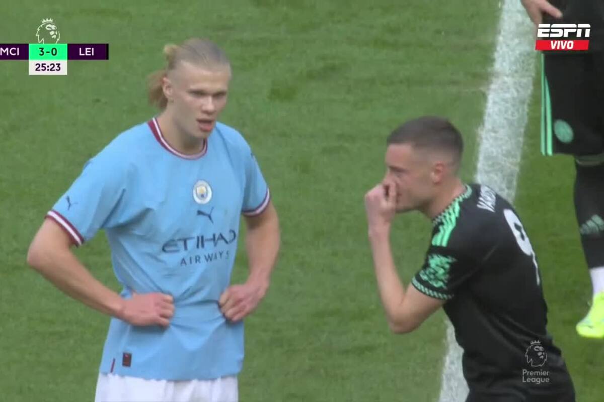 Vardy, delantero de Leicester, habla con Haaland luego de que el noruego anotara el tercer gol de Manchester City