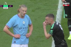 Vardy, delantero de Leicester, habla con Haaland luego de que el noruego anotara el tercer gol de Manchester City