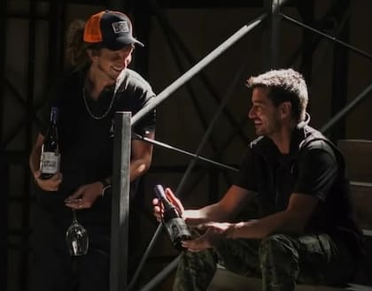 Vargas Arizu y "Rata", sonrientes haciendo lo que amaban: producir vino