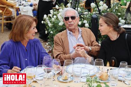 Vargas Llosa e Isabel conversan animadamente con Ana Botella, mujer de José María Aznar y ex alcaldesa de Madrid.