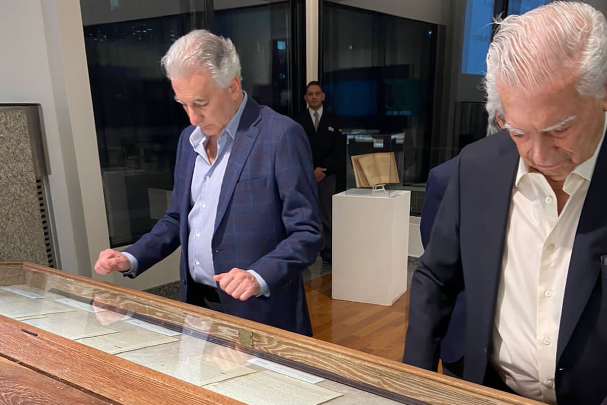 Vargas Llosa estuvo en la inauguración de la muestra "Borges. Años de esplendor literario", organizada por la Fundación Libertad en Rosario
