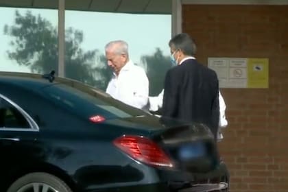 Vargas Llosa fue dado de alta esta mañana del hospital de Madrid donde se encontraba internado por Covid