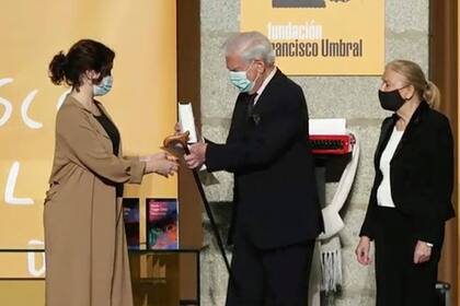 Vargas Llosa recibe le Premio Umbral