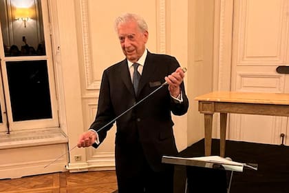 Vargas Llosa recibió la espada Richelieu de la Academia francesa el día anterior a la ceremonia de ingreso