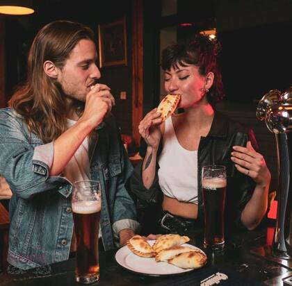 Variadas opciones de empanadas ofrece Santos Bar de Pizzas