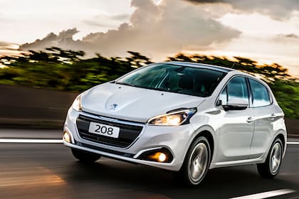 Modelos como el Peugeot 208 (la foto corresponde a la generación anterior a la actual) figuran entre los usados más vendidos y defienden su precio, dicen en el mercado