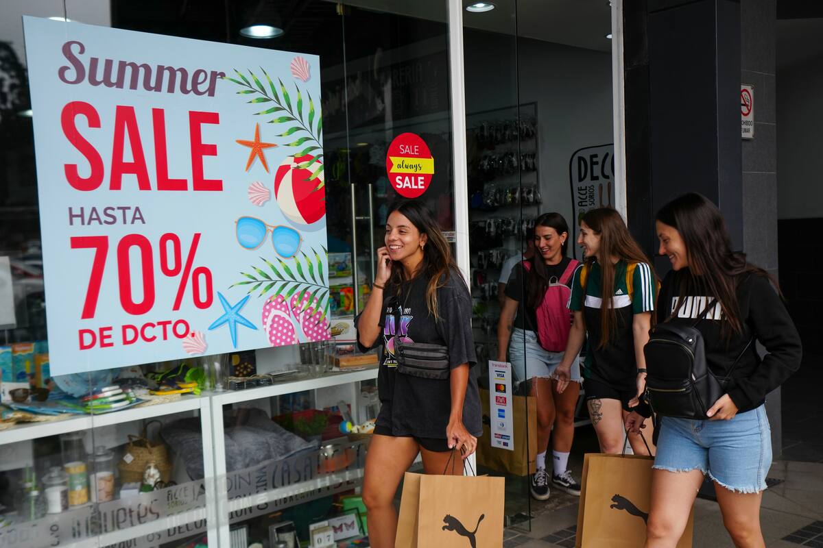 Varias argentinas, de compras en un centro comercial durante sus vacaciones en Viña del Mar, Chile