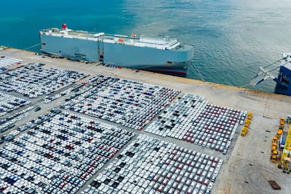 Varias automotrices alquilaron grandes superficies en los puertos y proximidades, para poder almacenar vehículos que todavía no tienen clientes.