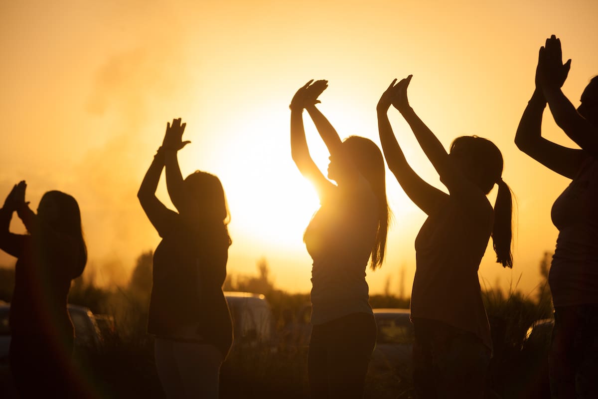 Varias bodegas mendocinas ofrecen programas que combinan clases de yoga, gastronomía y vinos
