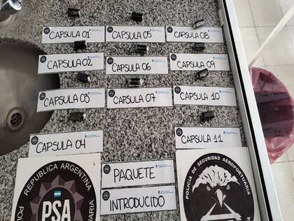 Varias de las cápsulas con cocaína secuestradas en Ezeiza