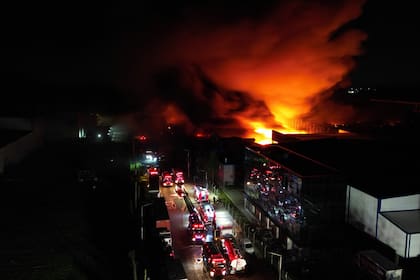 Varias dotaciones de bomberos intentan apagar el fuego