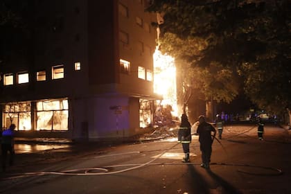 Varias dotaciones de bomberos trabajan en el lugar para intentar controlar el fuego, que comenzó a propagarse por inmuebles linderos