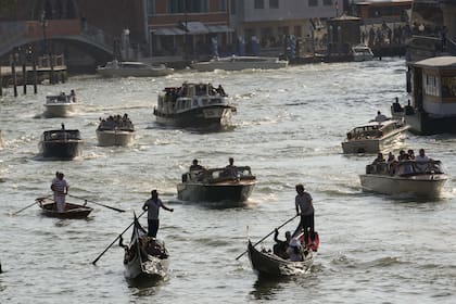 Varias embarcaciones y las clásicas "gondolas" en un canal de Venecia, Italia, el 13 de septiembre de 2023. (AP/Luca Bruno)