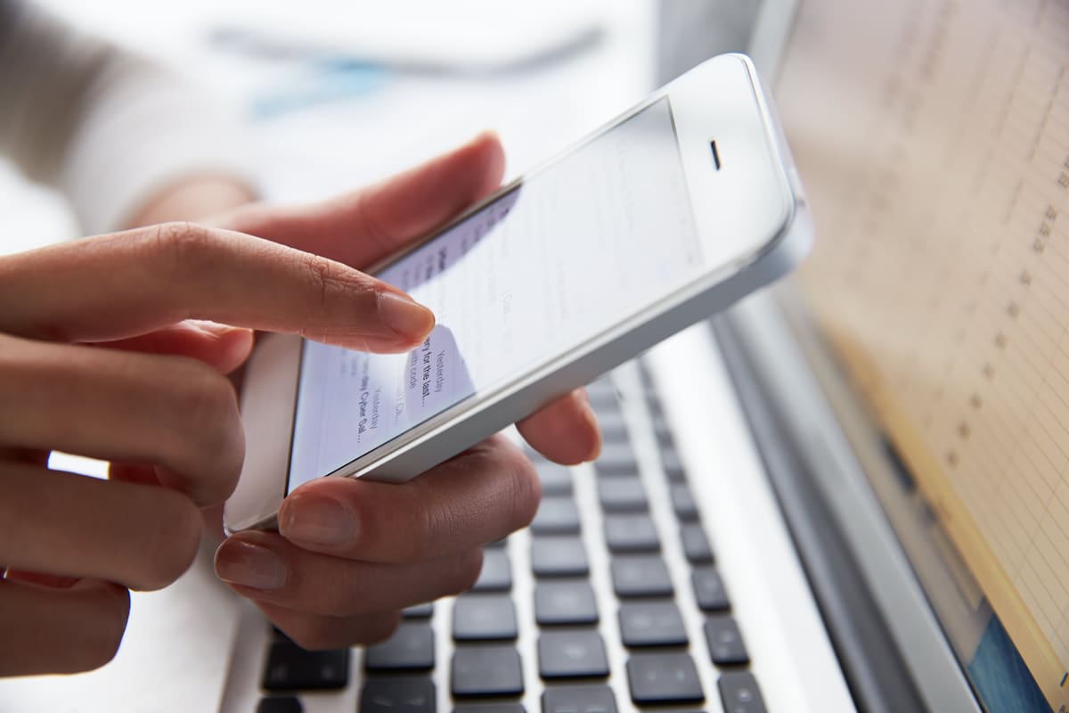 Varias empresas y brokers lanzan aplicaciones para comprar acciones y otros activos usando dispositivos móviles; el objetivo es simplificar la operatoria para acercar a usuarios jóvenes y a personas de ingresos medios