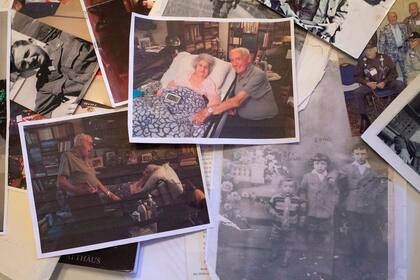 Varias fotografías de David Wisnia, un sobreviviente de Auschwitz, incluyendo algunas de su reunión con Helen Spitzer, una ex amante, 72 años después.