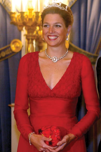 Varias fueron las veces que Máxima lució este diseño firmado por Natan. La primera vez que lo usó fue hace dos décadas, en 2002, para el Día del Príncipe. Esta imagen es de 2023, durante un encuentro con el presidente mexicano Vicente Fox en el Palacio Noordeinde, en La Haya
