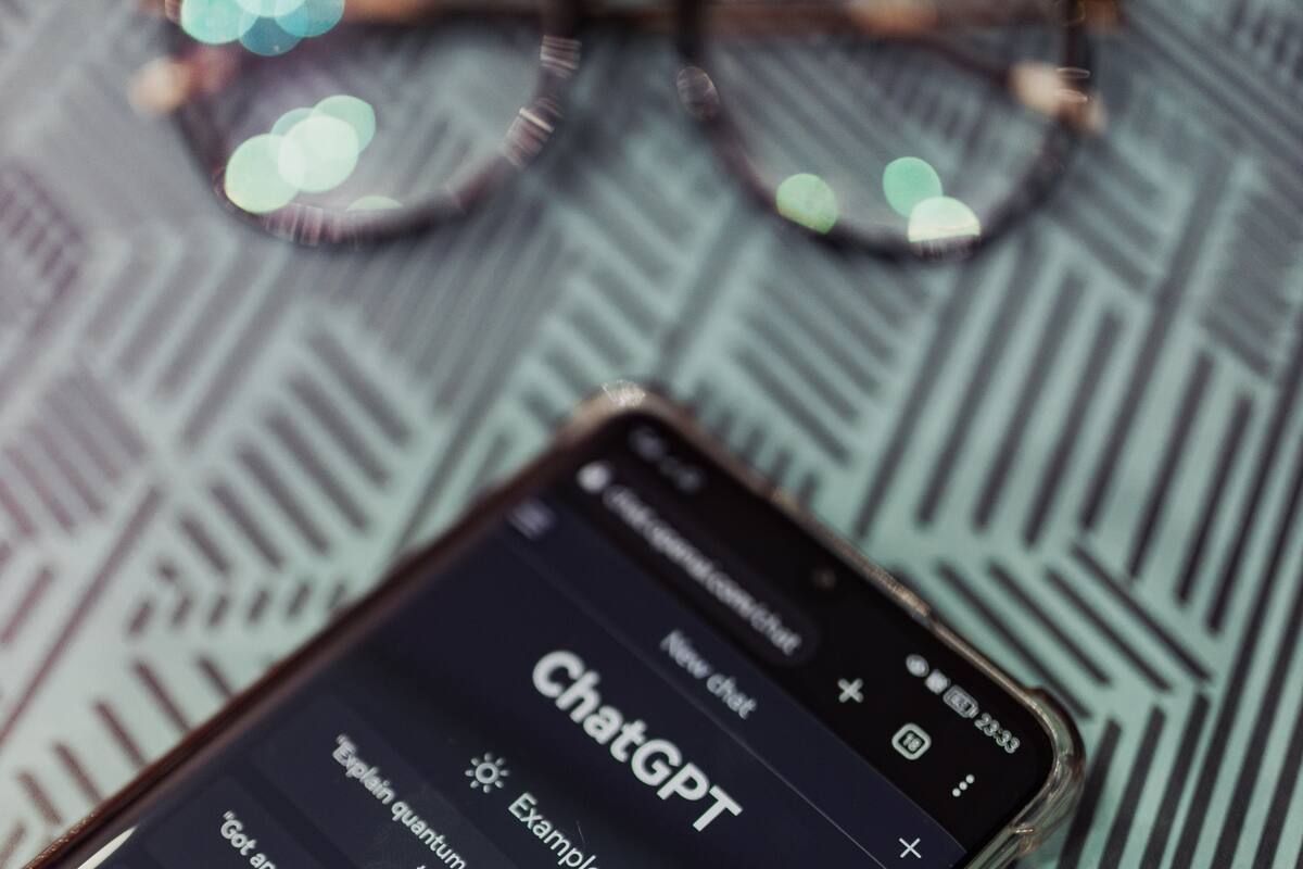 Varias herramientas aprovechan a ChatGPT, Dall-E, Midjourney y otras inteligencias artificiales generativas para habilitar herramientas que permitan aprovechar nuestra creatividad