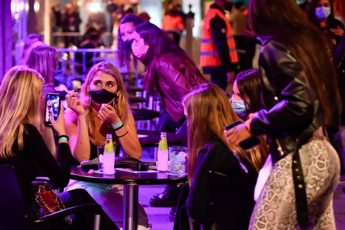Varias mujeres toman algo en la terraza de un bar durante el ensayo clínico para una posible reapertura de los locales nocturnos, el 20 de mayo de 2021 en la localidad catalana de Sitges, al noreste de España