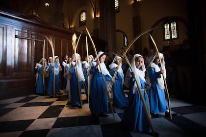 Varias niñas se preparan para la celebración de Semana Santa en Laguna, España