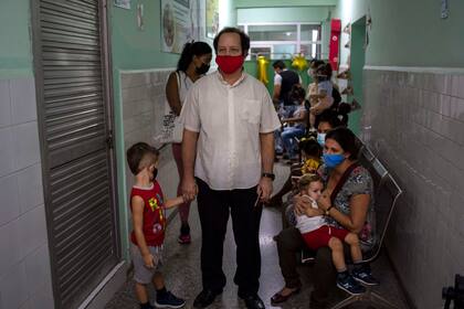 Varias personas aguardan a que sus hijos sean inoculados con la vacuna Soberana-02 contra el COVID-19, el jueves 16 de septiembre de 2021, en La Habana, Cuba. (AP Foto/Ramón Espinosa)