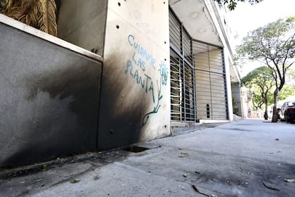 Varias personas arrojaron anoche bombas molotov en la puerta del edificio del diario Clarín