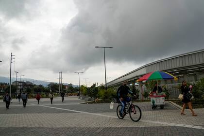 Varias personas caminan frente a una estación de metro tras un apagón que afectó a nivel nacional, en Quito, Ecuador, el miércoles 19 de junio de 2024. En algunos sectores, el corte de energía duró unos 20 minutos, pero en ciudades como Guayaquil las autoridades indicaron que el regreso de la electricidad podría tomar hasta cuatro horas. (AP Foto/Dolores Ochoa)