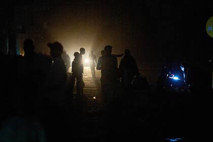 Varias personas caminan por una calle en la oscuridad durante un apagón en La Habana