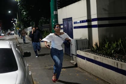 Varias personas comenzaron a correr por las calles de Venezuela (AP)