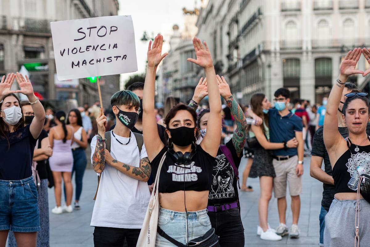 Varias personas en una concentración contra la violencia de género, el 6 de agosto de 2021, en la Puerta del Sol (Madrid)
