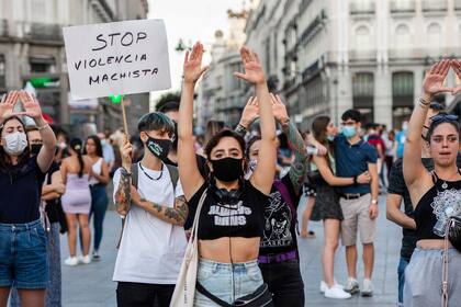 Varias personas en una concentración contra la violencia de género, el 6 de agosto de 2021, en la Puerta del Sol (Madrid)