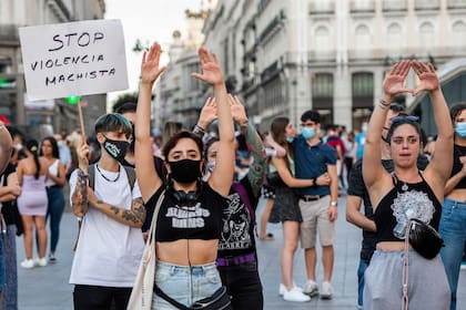 Varias personas en una concentración contra la violencia de género, el 6 de agosto de 2021, en la Puerta del Sol (Madrid)