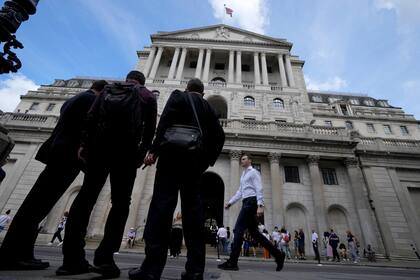Varias personas frente a la sede del Banco de Inglaterra el jueves 4 de agosto de 2022, en Londres. (AP Foto/Frank Augstein)