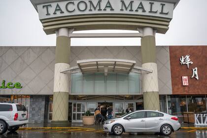 Varias personas ingresan por la entrada norte del Tacoma Mall, el sábado 27 de noviembre de 2021, en Tacoma, Washington. (Pete Caster/The News Tribune vía AP)