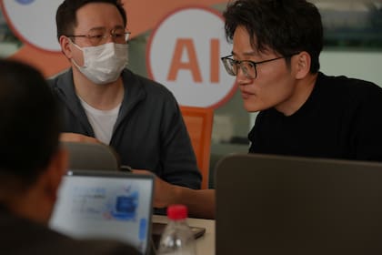 Varias personas instalan el software RedClaw AI en sus laptops, en Pekín, el 22 de marzo de 2026