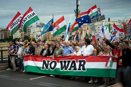 Varias personas marchan durante una concentración de apoyo al primer ministro húngaro, Viktor Orbán, y a su partido en Budapest, Hungría, el sábado 1 de junio de 2024. (AP Foto/Denes Erdos)