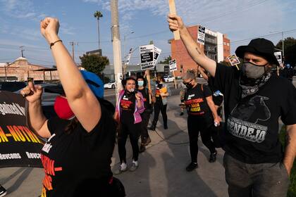 Varias personas marchan el sábado 20 de noviembre de 2021  en Los Ángeles en protesta contra el veredicto en el que fue absuelto Kyle Rittenhouse, acusado de matar a dos personas y herir a otra durante una manifestación en Wisconsin.  (AP Foto/Jae C. Hong)
