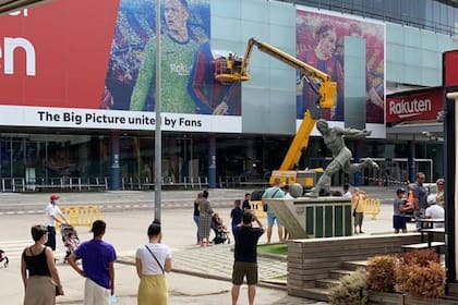 Varias personas miran sorprendidas la situación
