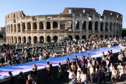 Varias personas pasan por delante del Coliseo durante un desfile del orgullo gay en Roma el sábado 15 de junio de 2024. (Mauro Scrobogna/LaPresse vía AP)