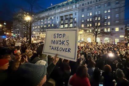 Varias personas protestan durante un mitin afuera del Departamento del Tesoro, en Washington, el 4 de febrero de 2024
