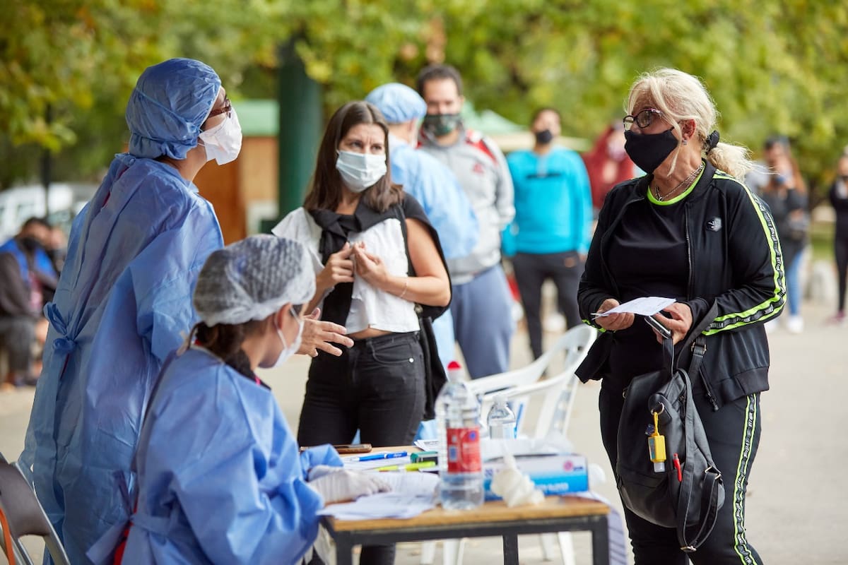 Varias personas que buscaban testearse de manera gratuita en los puestos que habilitó el Gobierno tuvieron que pegarse la vuelta; ahora solo atienden a quien no tiene cobertura privada