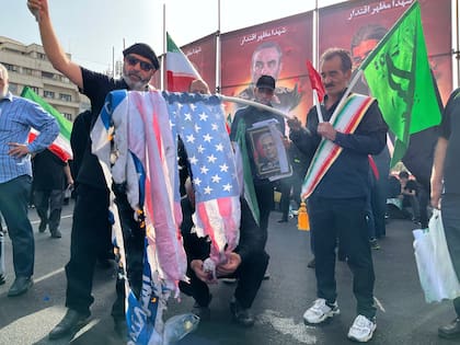 Varias personas queman una bandera de Estados Unidos durante un funeral por los generales del ejército de Irán, científicos nucleares y familiares muertos en ataques israelíes, en Teherán, Irán, el 28 de junio de 2025