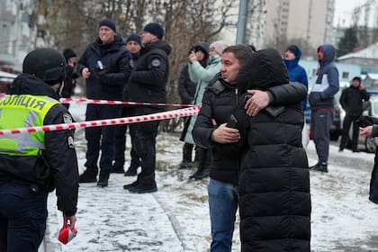 Varias personas se acercan al lugar donde se produjo un ataque ruso, en Kiev, Ucrania, el 23 de enero de 2024. (AP Foto/Efrem Lukatsky)