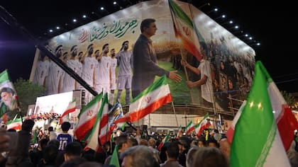 Varias personas se congregaron en el centro de Teherán para despedir a la selección iraní de fútbol en la previa al Mundial 2026