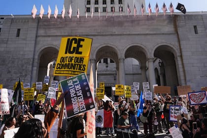 Varias personas se reúnen en las escaleras del Ayuntamiento de Los Ángeles durante una protesta en 2026