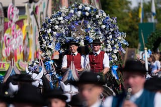 El Oktoberfest de Múnich cobra vida cuando el alcalde abre el primer barril