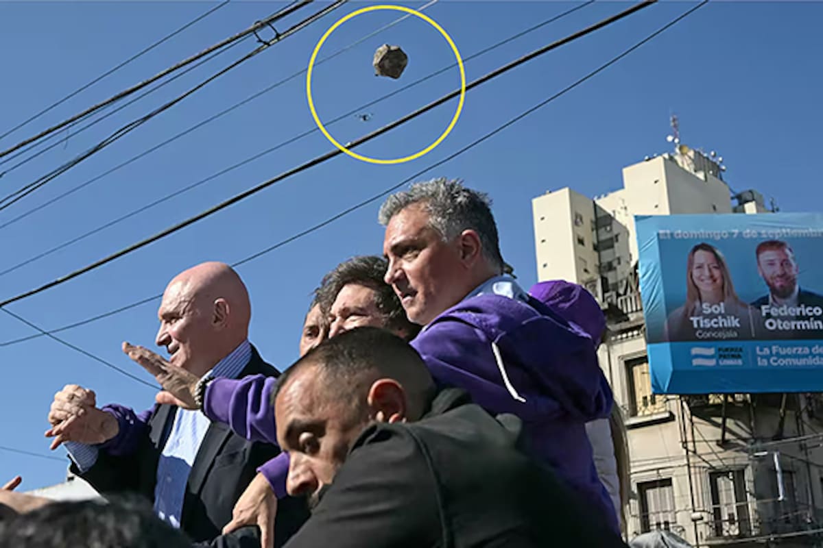 Varias piedras fueron arrojadas a la comitiva presidencial durante un acto de campaña en Lomas de Zamora; una de ellas estuvo cerca de impactar en el Presidente