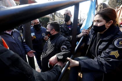 Varias protestas y una carta para Alberto Fernández frente a la quinta de Olivos